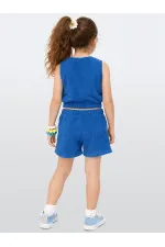 Ensemble serviette, t-shirt et short pour demoiselle d'honneur souriante