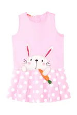 Fille obsédée par les carottes en robe rose