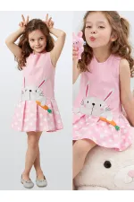 Fille obsédée par les carottes en robe rose