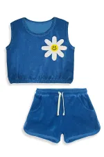 Ensemble serviette, t-shirt et short pour demoiselle d'honneur souriante