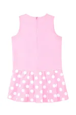 Fille obsédée par les carottes en robe rose