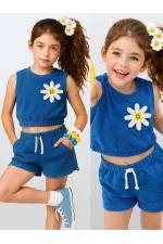 Ensemble serviette, t-shirt et short pour demoiselle d'honneur souriante