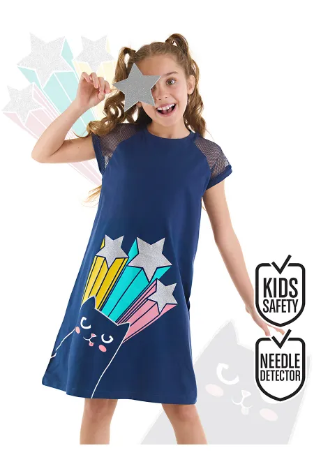 Robe bleu marine de la fille-chat prétentieuse