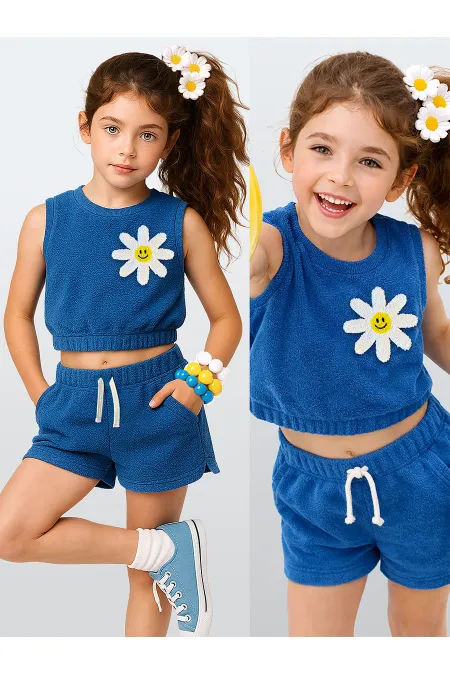 Ensemble serviette, t-shirt et short pour demoiselle d'honneur souriante