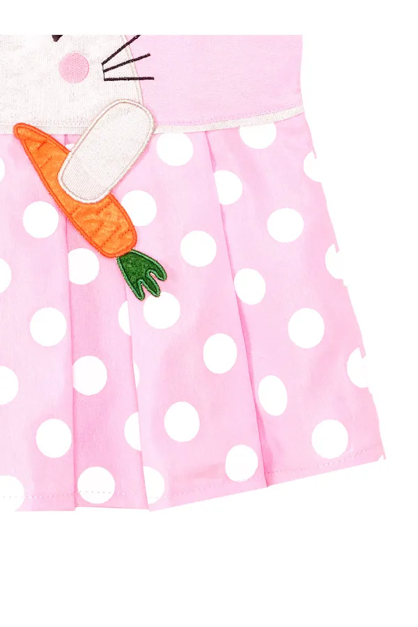 Fille obsédée par les carottes en robe rose