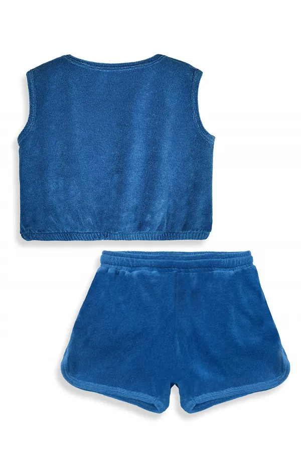 Ensemble serviette, t-shirt et short pour demoiselle d'honneur souriante