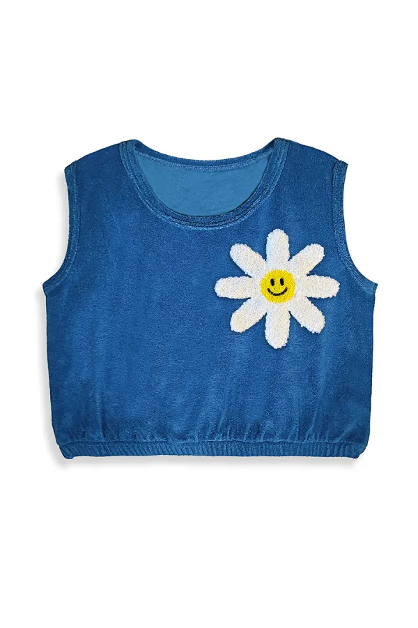 Ensemble serviette, t-shirt et short pour demoiselle d'honneur souriante