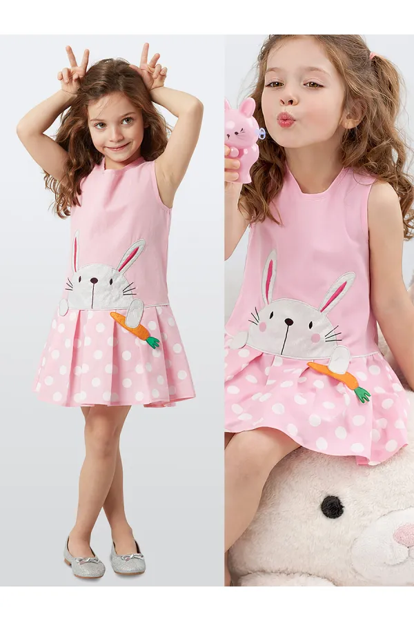 Fille obsédée par les carottes en robe rose