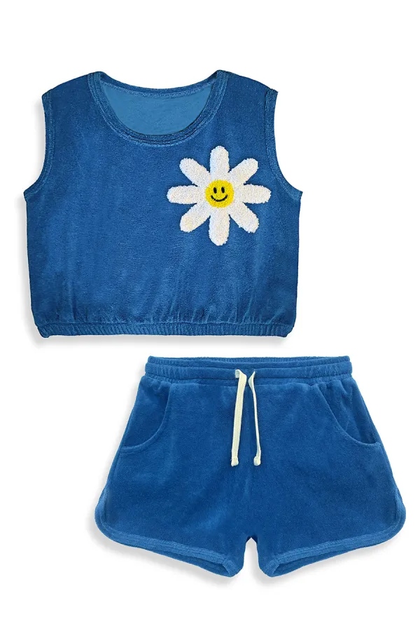 Ensemble serviette, t-shirt et short pour demoiselle d'honneur souriante