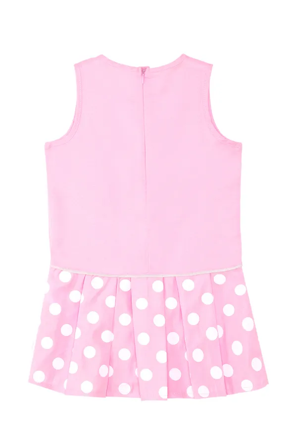 Fille obsédée par les carottes en robe rose