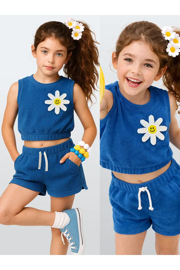 Ensemble serviette, t-shirt et short pour demoiselle d'honneur souriante