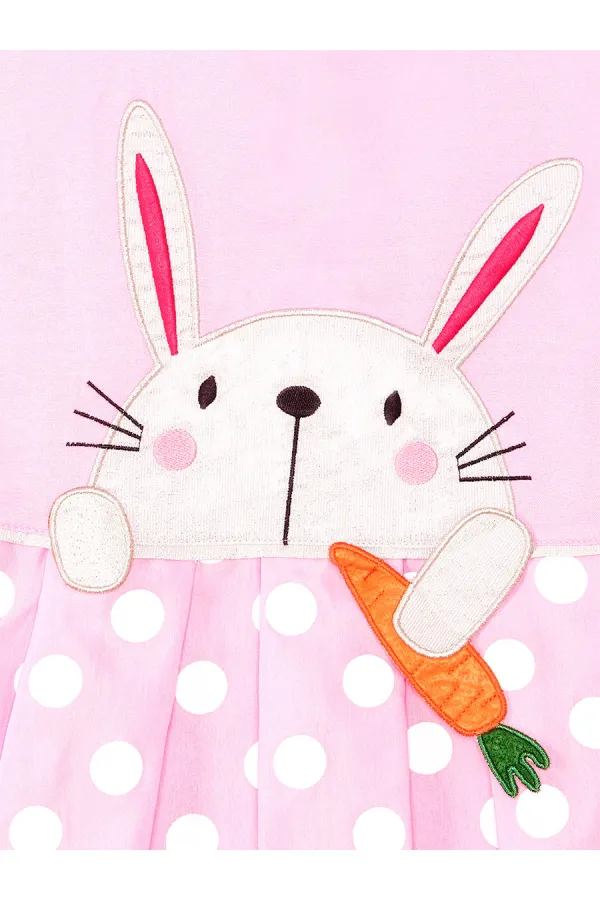 Fille obsédée par les carottes en robe rose