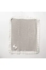 Couverture bébé tricotée avec ruban et dentelle, grise
