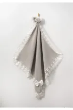 Couverture bébé tricotée avec ruban et dentelle, grise