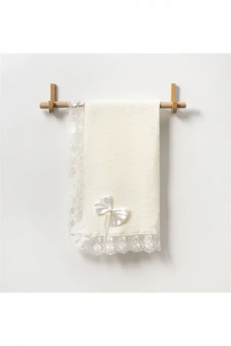 Couverture bébé tricotée avec ruban et dentelle, écru