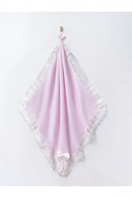 Couverture bébé rose tricotée avec ruban et dentelle