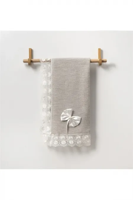 Couverture bébé tricotée avec ruban et dentelle, grise