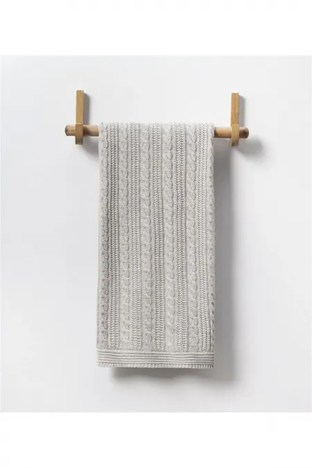 Couverture bébé tricotée grise à motif.