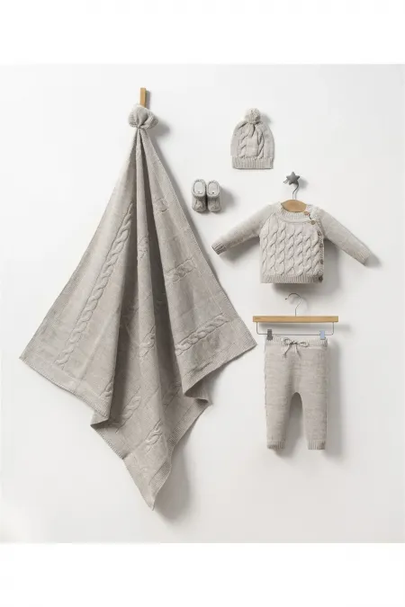 Ensemble bébé 5 pièces comprenant un haut et un bas tricotés, un bonnet et des chaussons.