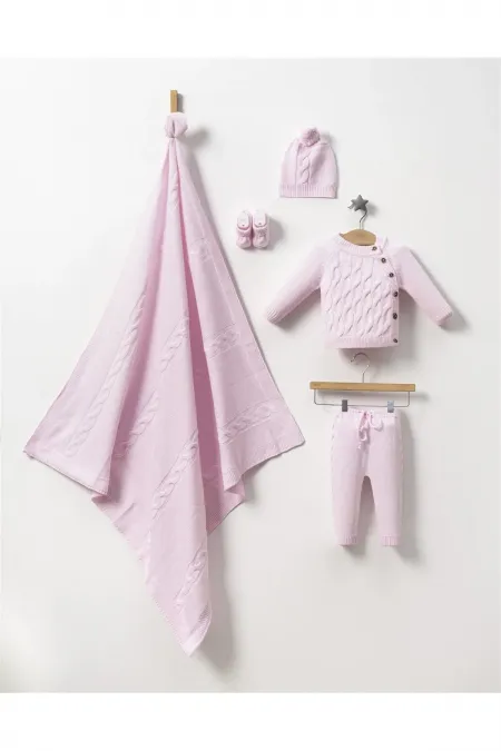 Ensemble bébé 5 pièces comprenant un haut et un bas tricotés, un bonnet et des chaussons.