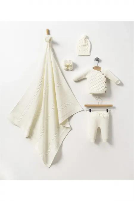 Ensemble bébé 5 pièces comprenant un haut et un bas tricotés, un bonnet et des chaussons.