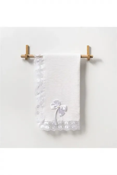Couverture bébé tricotée avec ruban et dentelle, blanche