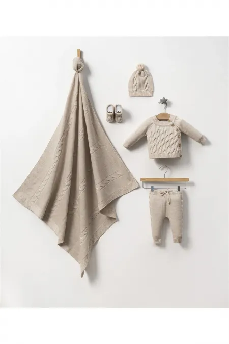 Ensemble bébé 5 pièces comprenant un haut et un bas tricotés, un bonnet et des chaussons.
