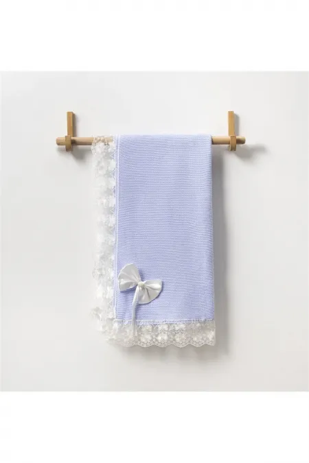 Couverture bébé tricotée avec ruban et dentelle, bleue