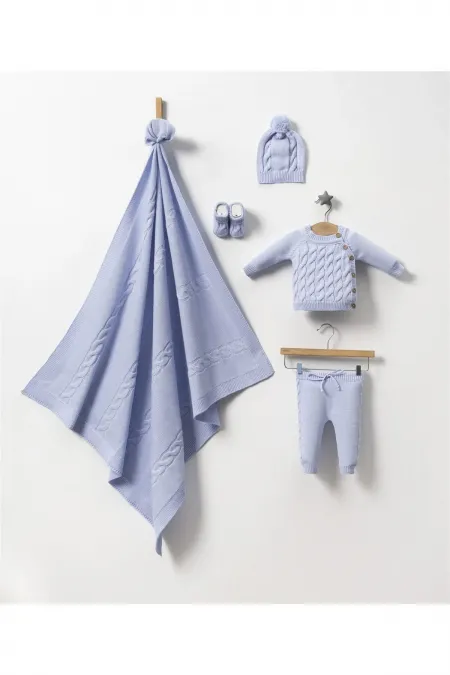 Ensemble bébé 5 pièces comprenant un haut et un bas tricotés, un bonnet et des chaussons.