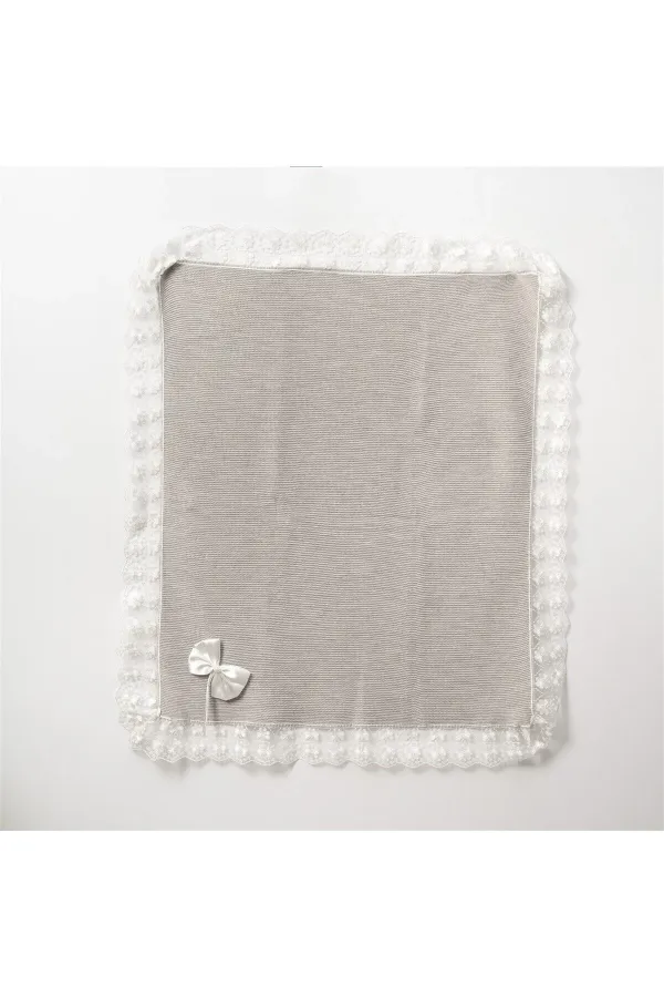 Couverture bébé tricotée avec ruban et dentelle, grise