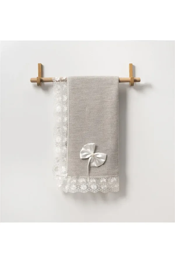 Couverture bébé tricotée avec ruban et dentelle, grise