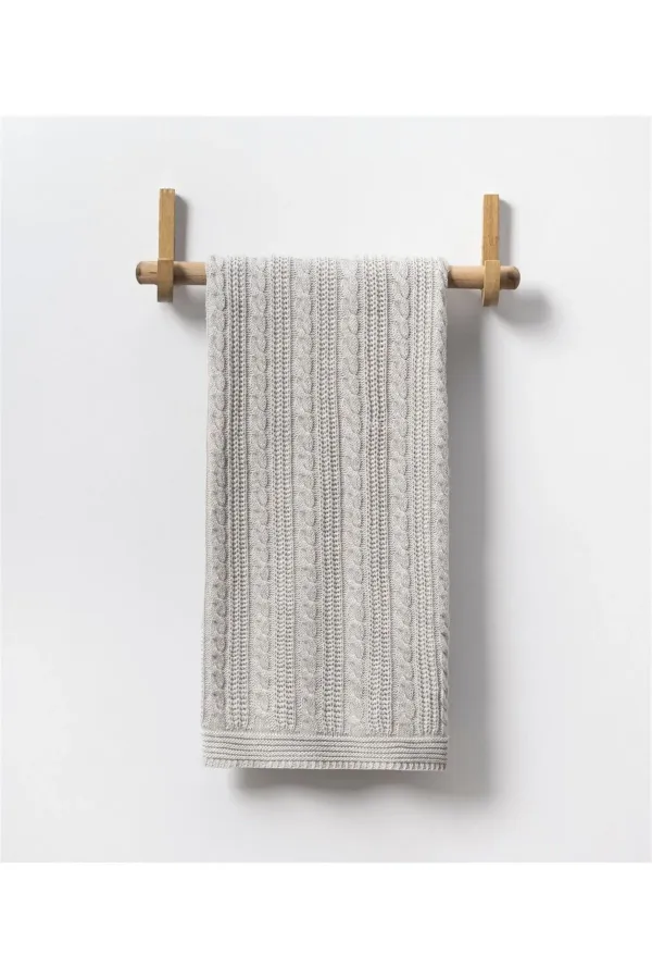 Couverture bébé tricotée grise à motif.