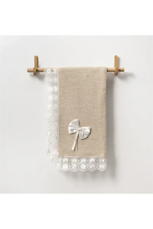 Couverture bébé tricotée avec ruban et dentelle, beige