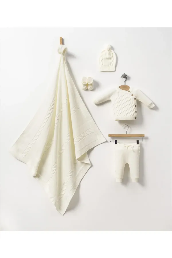 Ensemble bébé 5 pièces comprenant un haut et un bas tricotés, un bonnet et des chaussons.