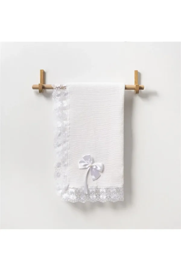 Couverture bébé tricotée avec ruban et dentelle, blanche