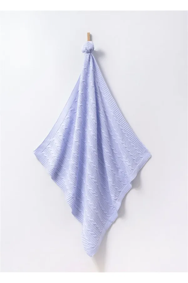 Modèle tricoté pour une couverture bébé bleue