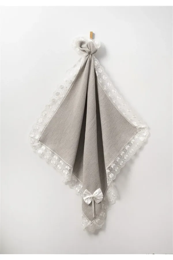 Couverture bébé tricotée avec ruban et dentelle, grise