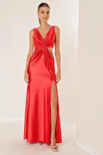 Kruvaze Yaka Astarlı Bel Dekolteli Zincir Detaylı Uzun Saten Elbise