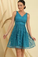 Robe en dentelle doublée à col en V