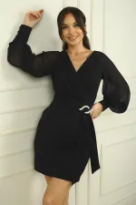 Robe courte en crêpe mousseline à col cache-cœur, manches longues, fronces sur le devant et ceinture.