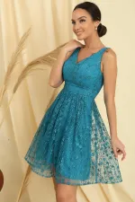 Robe en dentelle doublée à col en V