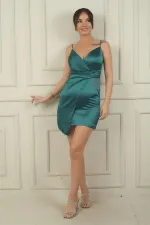 Robe courte en satin drapé à bretelles croisées et taille à pompons.