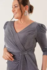 Robe longue grande taille Truvakar avec manches à volants sur le devant, doublée et pailletée.