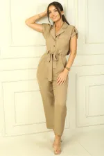 Combinaison pantalon effet lin à boutons sur le devant, ceinture à la taille, poches et manches tombantes.