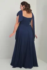 Robe longue en crêpe mousseline de soie, doublée, à col en V et épaules dénudées, disponible en grandes tailles.