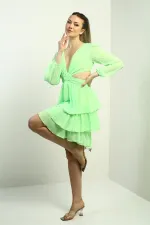 Robe courte en mousseline doublée à volants, décolleté en V devant et dos, taille marquée, pour femme