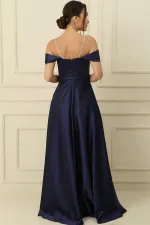 Robe longue en satin doublée, à bretelles, ornée de pierres et à encolure carrée