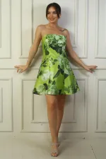 Robe courte à fleurs doublée sans bretelles pour femme