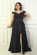 Robe de soirée longue en satin grande taille pour femme, décolleté en V devant et dos, bretelles fines, manches tombantes, doublée et ornée de détails.