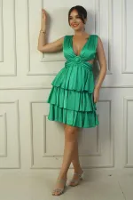 Robe courte en satin doublée à col en V devant et dos pour femme, ornée d'un détail à la taille.